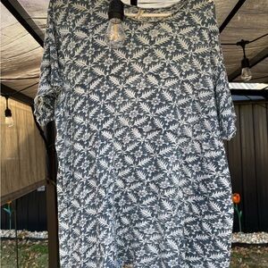 Magnolia Pearl Blue and White Leaf Patterned Short Sleeve Top